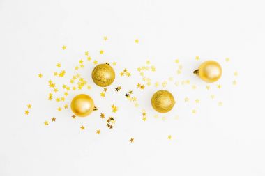 Beyaz arka planda noel topları. 