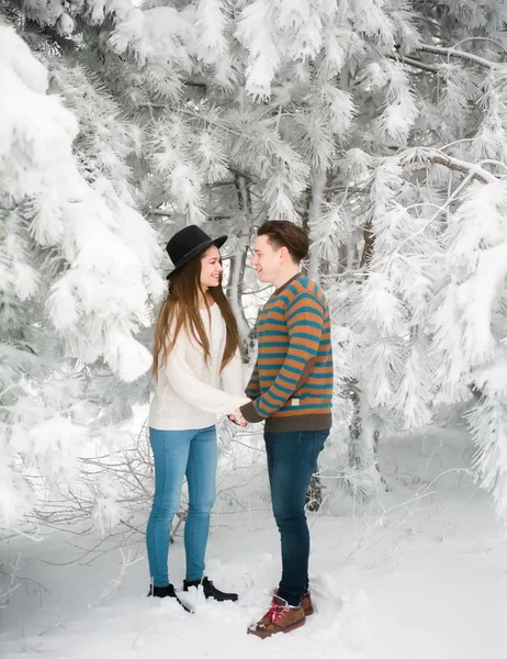 Genç çift eğleniyor.