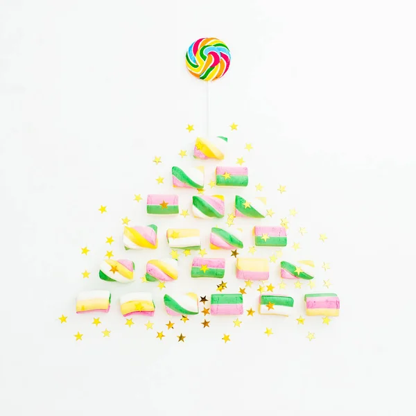 Karácsonyfa Készült Világos Marshmallows Rainbow Cukorka Fehér Háttér Holiday Koncepció — Stock Fotó
