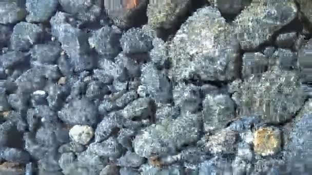 Agua clara y piedras en el río — Vídeo de stock