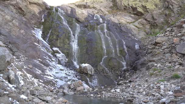 Cascada y río de montaña con rocas — Vídeo de stock