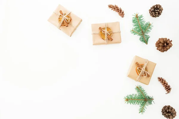 ギフト用の箱と冬の木 — ストック写真