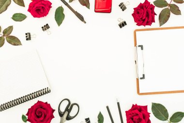 Pano, defter, çiçek ve aksesuar beyaz arka plan üzerinde şık çalışma alanı kompozisyon. Düz yatıyordu, en iyi görünümü