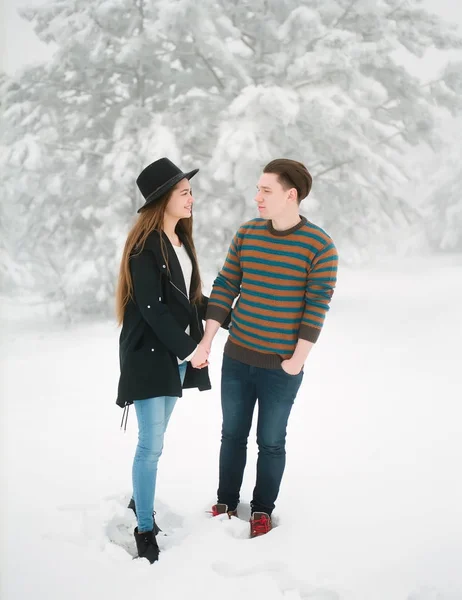 年轻夫妇牵着手 森林里的冬天爱情故事 — 图库照片