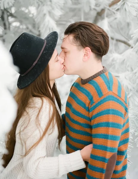 年轻的情侣接吻 森林里的冬天爱情故事 — 图库照片