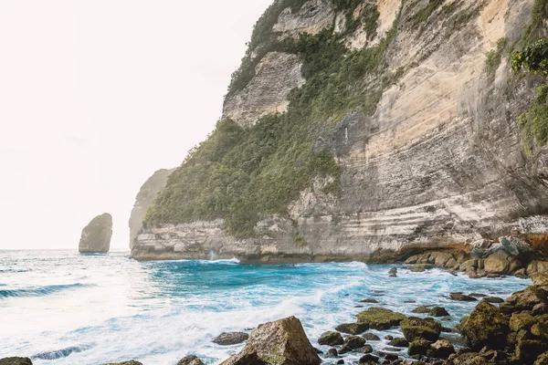 Tropiska Blå Havet Med Vågor Och Klippa Bali Paradiset Plats — Stockfoto