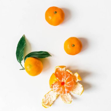 Portakallar beyaza izole edilmiş