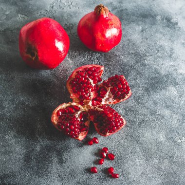 Koyu arka plan üzerinde kırmızı nar. Düz yatıyordu, en iyi görünümü