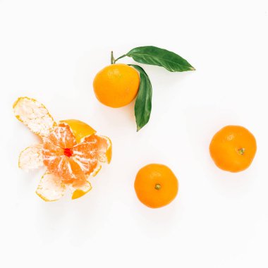 Portakallar beyaza izole edilmiş