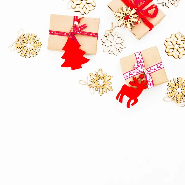 クリスマスの装飾と白い背景の上の贈り物 フラット横たわっていた トップ ビュー 新年休日の概念 — ストック写真