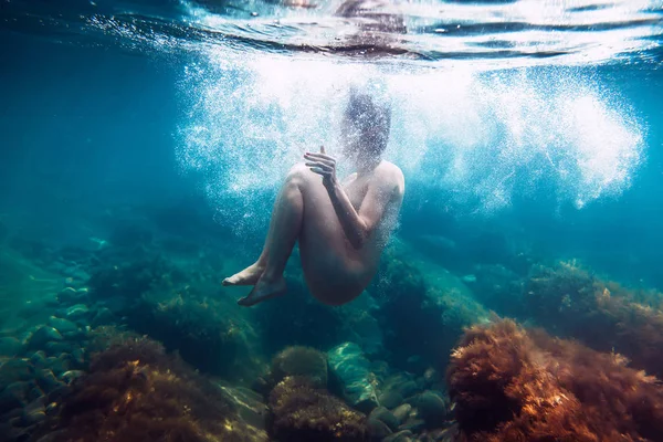 Femme flottant dans un océan calme . — Photo