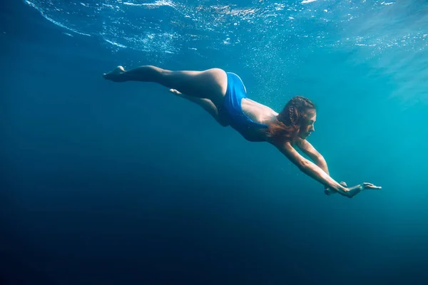 Γυναίκα που επιπλέουν στα ήσυχα στον ωκεανό. — Φωτογραφία Αρχείου