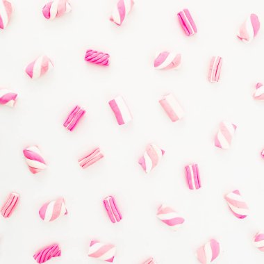 Beyaz arka plan üzerinde Marshmallows. Düz yatıyordu 