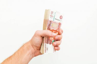 Para banknot, beyaz arka plan üzerinde elinde ruble. İş