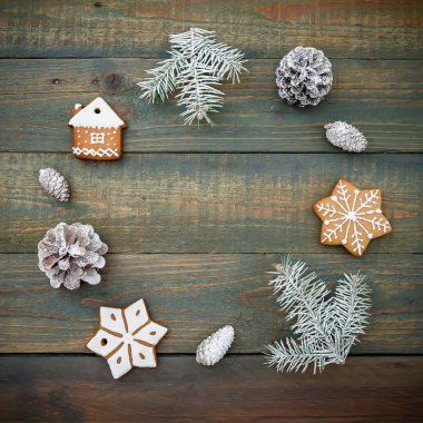 Noel ağacı, zencefilli, ahşap arka plan üzerinde izole koniler