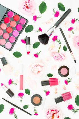 Pembe Gül çiçek ve kozmetik beyaz zemin üzerine desen. Düz yatıyordu, en iyi görünümü