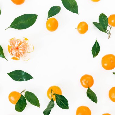 Mandalinalar beyaz arkaplanda izole edilmiş