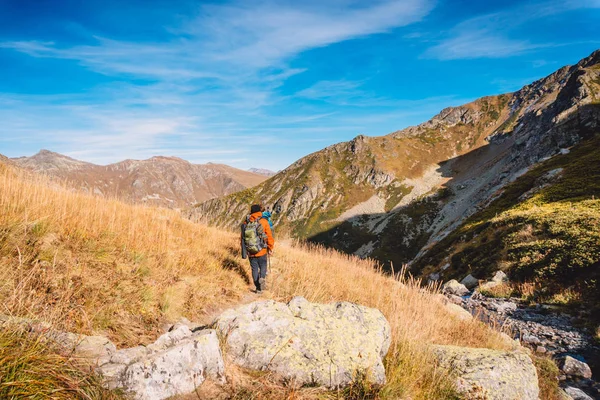 Dos Excursionistas Con Mochilas Caminando Por Las Montañas —  Fotos de Stock