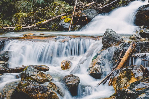 Cascata Fiume Montagna Con Rocce Nella Foresta Autunnale — Foto Stock