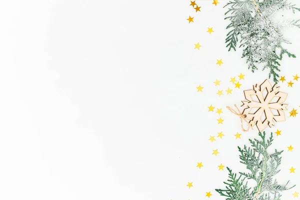 Muster Von Winterzweigen Und Weihnachtsspielzeug Auf Weißem Hintergrund Neujahrskomposition Flache — Stockfoto