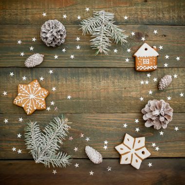 Noel ağacı, gingerbread ahşap arka plan üzerinde izole