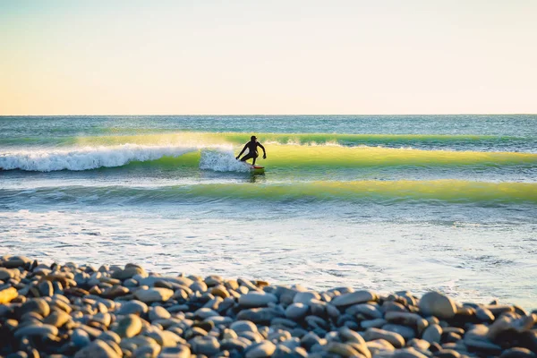 Gün Batımında Mükemmel Okyanus Dalgası Üzerinde Sürme Sörfçü Mayoyla Sörf — Stok fotoğraf