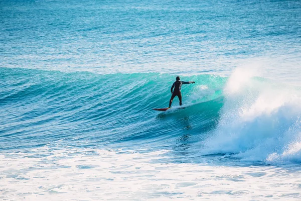 Surfista Montado Onda Perfeita Oceano Pôr Sol Surf Inverno Maiô — Fotografia de Stock