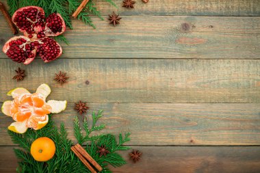 dalları, lezzetli mandalina ve ve nar koyu arka plan üzerinde. Yeni yıl kavramı, kopya alanı. Düz yatıyordu. Üstten Görünüm