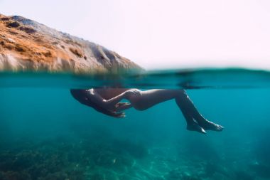 Sessiz bir okyanusta yüzen bir kadın. Sualtı fotoğraf