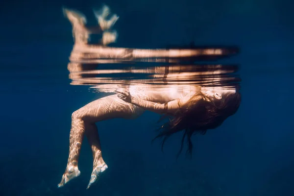 在安静的海洋中漂浮的女人 水下照片 — 图库照片