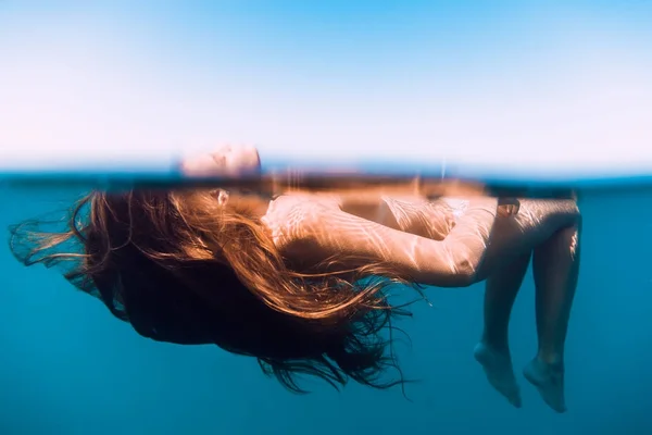 静かな海に浮かぶ女性 水中写真 — ストック写真
