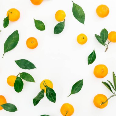 Mandalinalar beyaz arkaplanda izole edilmiş