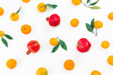 Beyaz arka plan üzerinde izole meyve narenciye ve garnet. Düz yatıyordu. Üstten Görünüm
