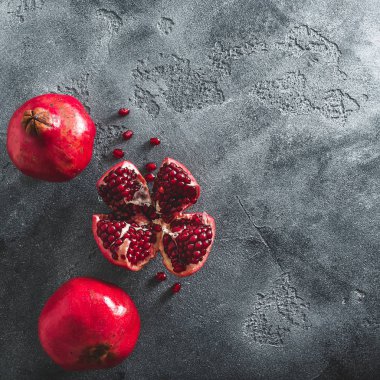 Koyu arka plan üzerinde kırmızı Lal meyve. Düz yatıyordu, en iyi görünümü