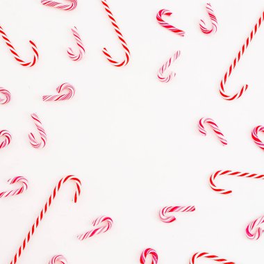 Çerçeve geleneksel Noel şeker kamışı beyaz arka plan üzerinde. Düz yatıyordu tatil kavramı.