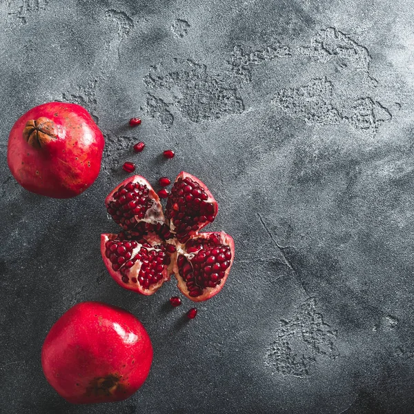 Red Garnet Fruit Dark Background Flat Lay Top View — Stock Photo, Image