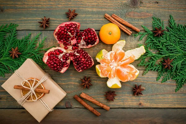 Świeże Pyszne Garnet Owoców Cytrusowych Cynamon Rzemiosła Pudełko Podłoże Drewniane — Zdjęcie stockowe
