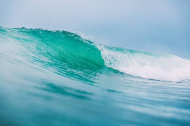 Mavi dalga Okyanusu. Kristal dalga ve bulutlu gökyüzü