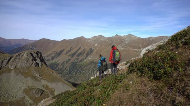 Par Excursionistas Las Montañas Turistas Mujer Hombre Descienden Montaña — Vídeo de stock