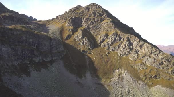 Panorama Con Montañas Paisaje Alpino Altos Picos Rocosos — Vídeo de stock