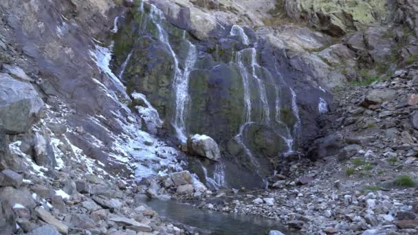 Водопад Горах Скалами Камнями — стоковое видео