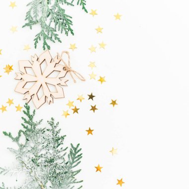 Desen kış şube ve beyaz arka plan üzerinde Noel oyuncak. Yeni yıl kompozisyon. Düz yatıyordu, en iyi görünümü