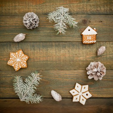 Noel ağacı, zencefilli, ahşap arka plan üzerinde izole koniler