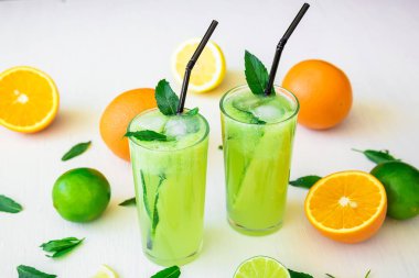 Taze narenciye limonata masada bardaklarda