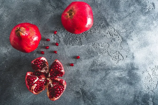 Red Pomegranates Dark Background Flat Lay Top View — Stock Photo, Image