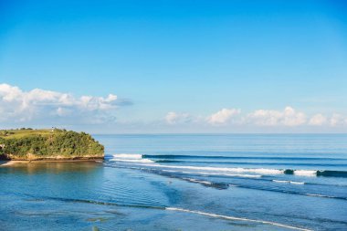 Tropikal mavi okyanus dalgaları ve Bali kayalık uçurum. Tropik cennet yerde