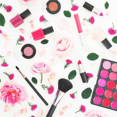 Pembe Gül çiçek ve kozmetik beyaz zemin üzerine desen. Düz yatıyordu, en iyi görünümü