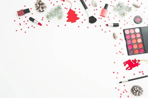Confettis Cosmétiques Accessoires Décorations Noël Sur Fond Blanc Couché Plat — Photo