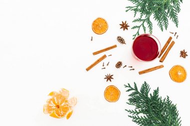 Tarçın, anason, narenciye mulled şarap ve beyaz zemin üzerine şeker kamışı. Noel kompozisyon. Düz yatıyordu, en iyi görünümü