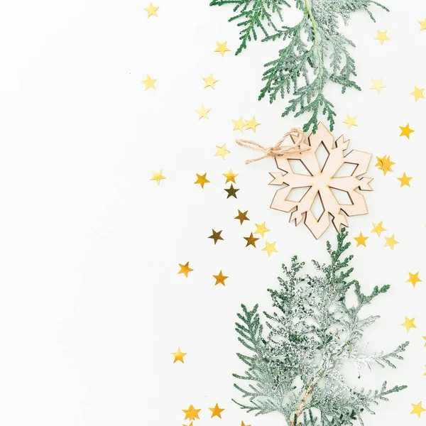 新年の組成はモミの枝 白背景に金色の紙吹雪の装飾から成っています フラット横たわっていた トップ ビュー — ストック写真
